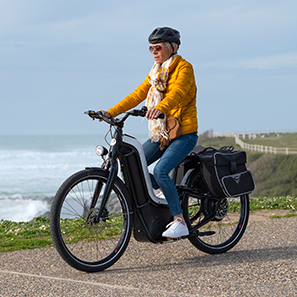 Femme sur un vélo à hydrogène NEO - Pragma Industries